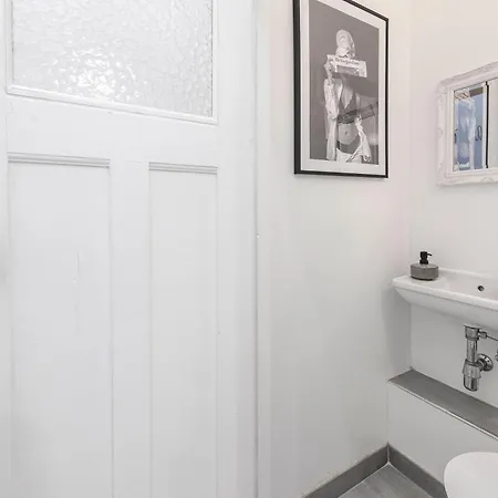 Daire The Duesseldorfer, 1 Bedroom 1 Living Room, Group & Family Friendly, Ideal For 2 - 4 Guests *