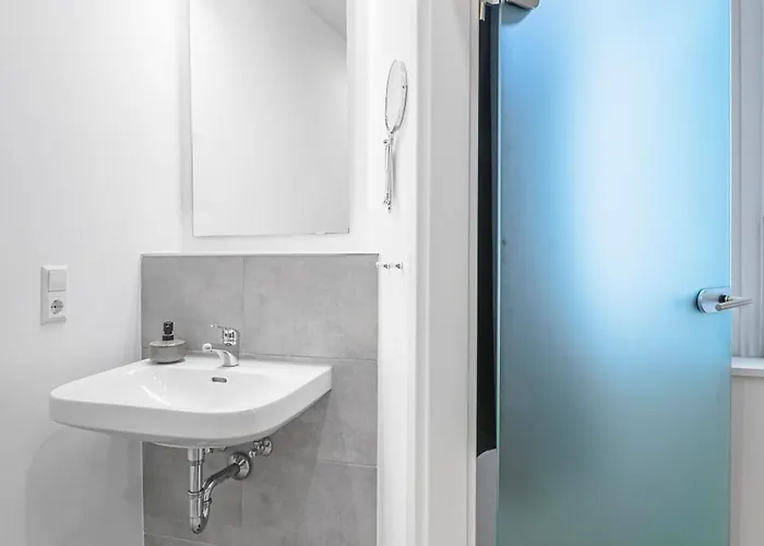 The Duesseldorfer, 1 Bedroom 1 Living Room, Group & Family Friendly, Ideal For 2 - 4 Guests * برلين