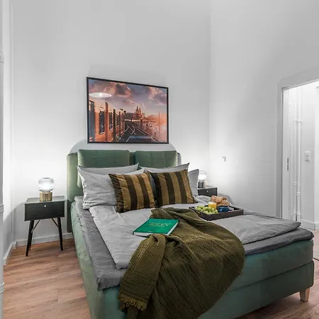 The Duesseldorfer, 1 Bedroom 1 Living Room, Group & Family Friendly, Ideal For 2 - 4 Guests