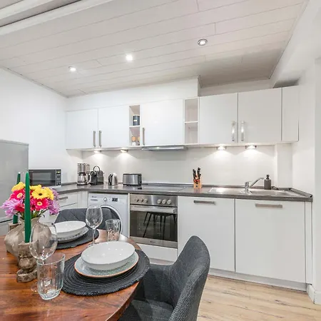 The Duesseldorfer, 1 Bedroom 1 Living Room, Group & Family Friendly, Ideal For 2 - 4 Guests