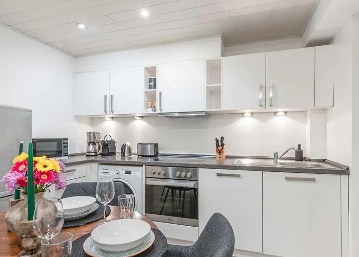 The Duesseldorfer, 1 Bedroom 1 Living Room, Group & Family Friendly, Ideal For 2 - 4 Guests